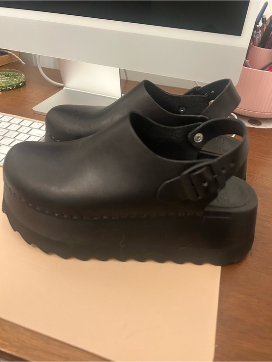 Bryr Shoes - BRYR Tegan clog in moto black